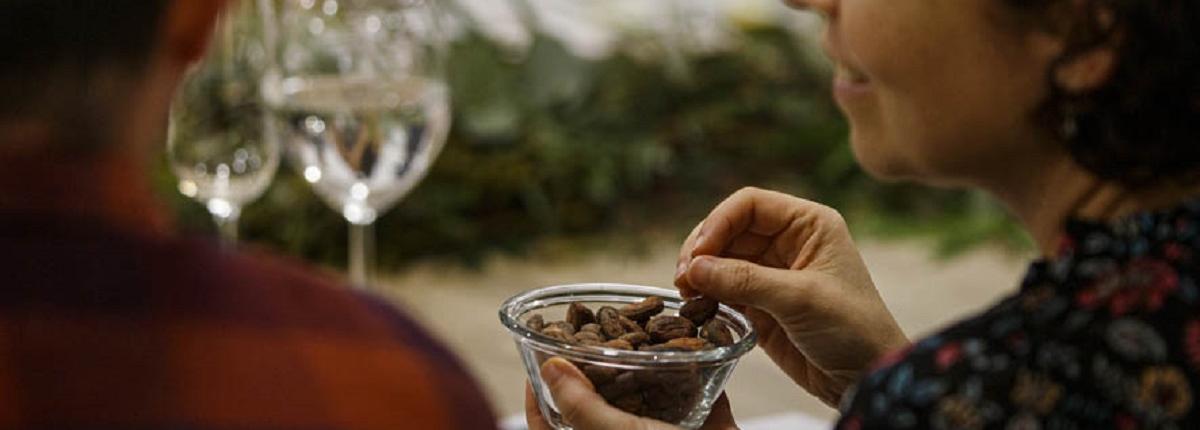 mujer granos de cacao. Cata de chocolate en Vigo