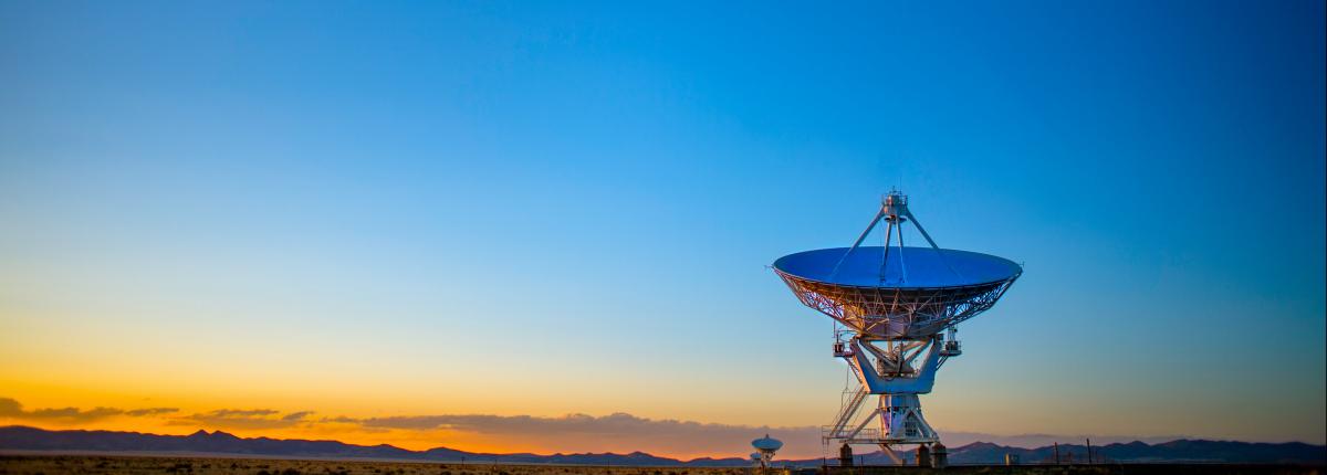 Antena y cielo al atardecer
