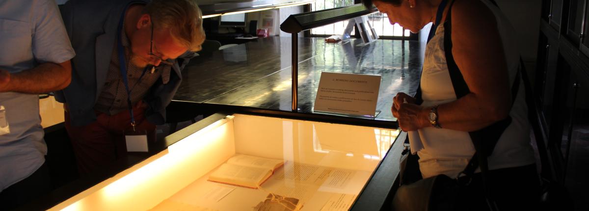 Asistentes a la exposición contemplan una de las vitrinas