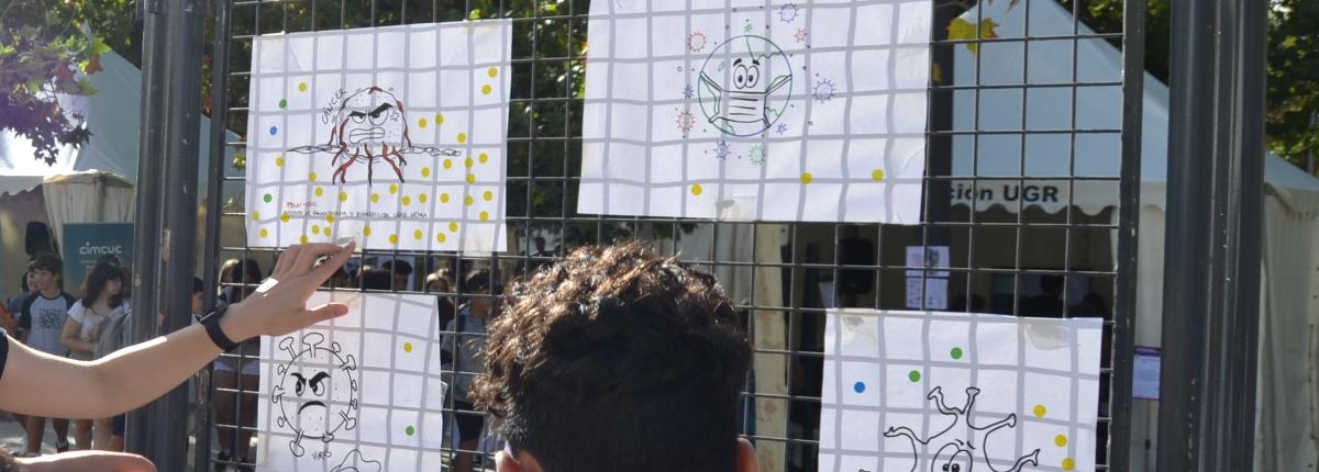 Jóvenes mirando paneles en una exposición al aire libre