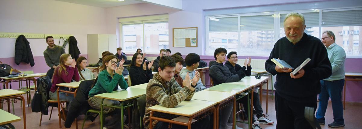 Enrique de la Rosa (segundo por la derecha) y Juan Martínez Armesto dialogan con estudiantes del IES Damaso Alonso. / Yaiza González (Cultura Científica CSIC)