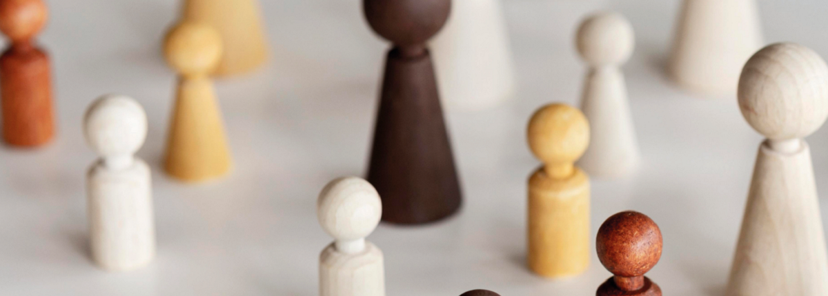Portada. figuras de madera diferentes