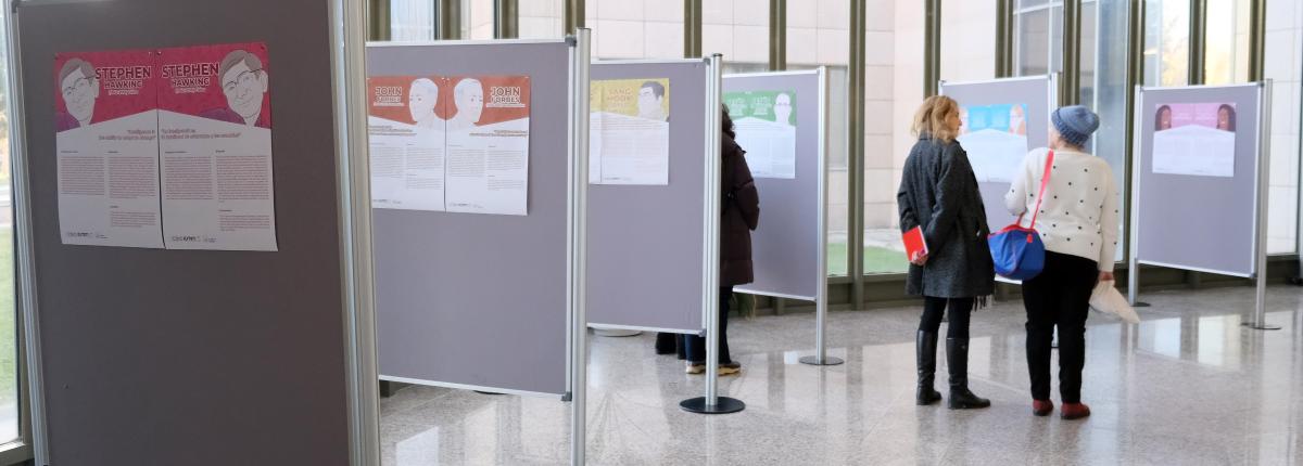 Paneles de la exposición en una sala con ventanales