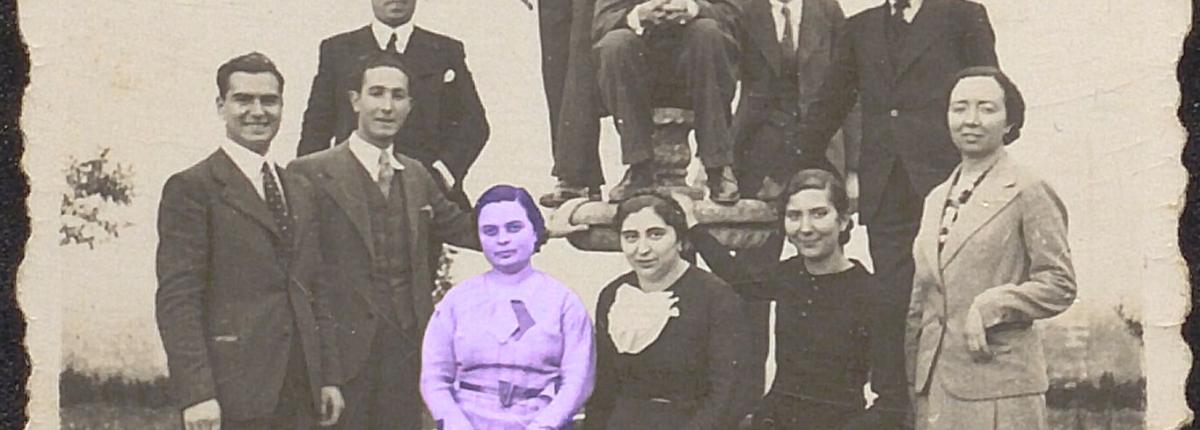Estudiantes y profesores de la Escuela de Estudios Árabes de Granada en el jardín de la fuente (1934)